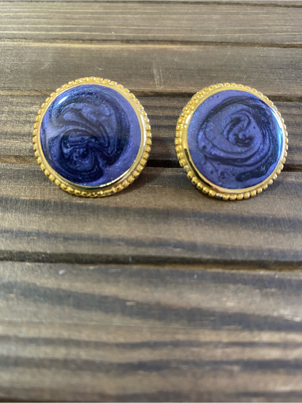 Gold Tone Edged Dark Purple Swirl Round Lucite Disc Stud Earrings Vintage
